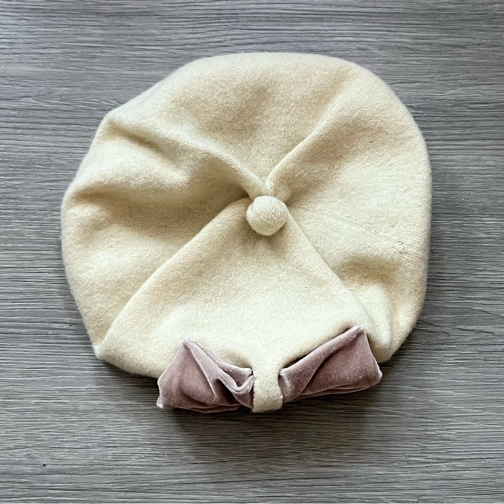 Parisian Saks Fifth Avenue Black Label Cream Beret with Soft Pink Bow